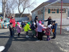 22 марта – в день весеннего равноденствия в России празднуют старинный славянский праздник « Жаворонки ». 22 марта – в день весеннего равноденствия в России празднуют старинный славянский праздник « Жаворонки ».